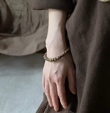 Hainan Cultivated Qinan Agarwood Irregular Bead Bracelet, Square Beads, Minimalist Natural Style, Collectible for Calming the Mind, Sleep Aid, and Stress Relief