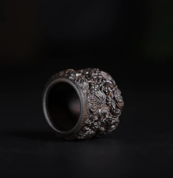 Xuantong Bodhisattva Chess Agarwood Dragon Pattern Thumb Ring - Hand-Carved Wooden Ornament, Jewelry Ring, and Collectible Gift