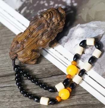 Chengguibao Agarwood Single-Horn Pixiu Handheld Ornament, Pendant, Collectible for Palming and Disc Play, Wood Carving Craft
