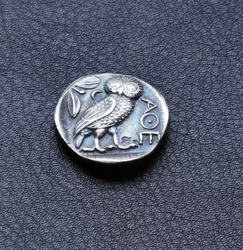 Ancient Greek Athena Owl Replica Coin - Retro Western Sun God Creative Decorative Perforated Gift