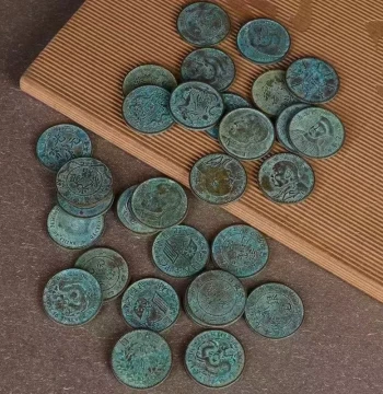 Miscellaneous Antiques: Republic Era Copper Coins with Aged Patina and Green Rust, Qing Guangxu Copper Yuan