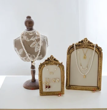 European Vintage Creative Gold Soft-Padded Photo Frame – Display Stand for Necklaces, Earrings, and Jewelry Merchandising