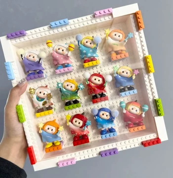 YOYO Sauce Blind Box Display Frame – Creative Transparent Dust-Proof Showcase for Figures, Dolls, Mini Bricks, and Collectibles