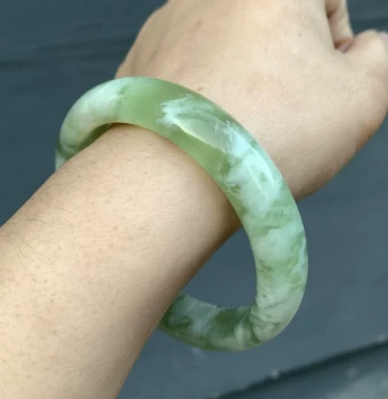 Natural Jade Bangle, Xiuyan Jade Bracelet, Jiadei Jade Bangle, Light-Colored Xiuyan Ink-Wash Pattern Bangle for Women