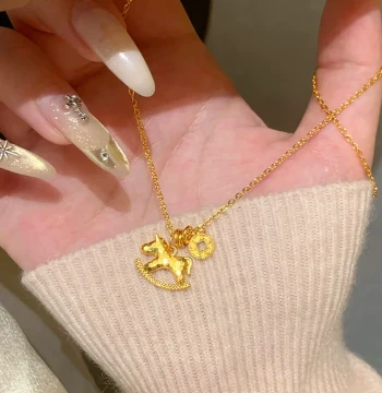 New Gold Pony Crushed Ice Coin Pendant Necklace - Light Luxury Elegant Choker, Perfect Birthday Gift for Girlfriend
