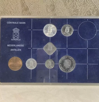 SF Express Free Shipping, Netherlands Antilles Boxed Desktop Ornament, 7-Piece Set Including One Commemorative Medal