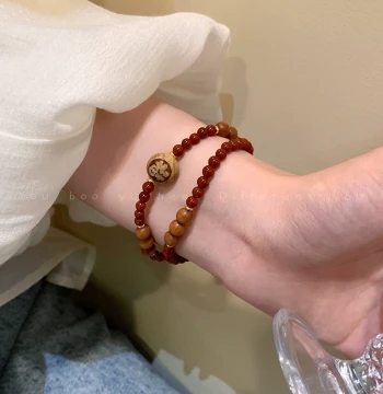 Southern Red Agate Beaded Wooden Bracelet for Women, Light Luxury Niche Retro Red Chain, 2026 New Student Jewelry