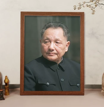 Deng Xiaoping Portrait Display – Framed Photo or Poster for Living Room or Office – Standard Decorative Wall Art with Tabletop Stand