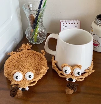 DIY Crochet Squirrel Coaster Kit - Yarn Weaving Material Set with Hook, Ice Age Thermal Cup Mat Gift