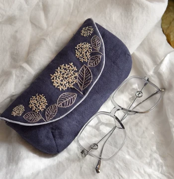 Pinecone Glasses Case Handmade DIY European Embroidery Kit, Linen-Cotton Self-Made Flower Stitching Set for Beginners