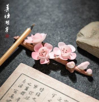 Shanlian Hubi 'Xunzhi' Ceramic Incense Holder and Brush Rest Accessory – Creative Mini Ornament, Brush Stand with Magnolia, Plum Blossom, and Jasmine Designs, Cute Multi-Functional Study Room Scholar's Treasure Decorative Prop