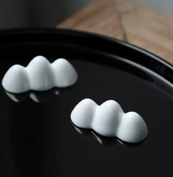 Qiyue Wenfang Cloud-Shaped Brush Rest: Handmade Ceramic Japanese Style Study Decor, Tea Pet, Small Regular Script Sutra Copying Brush