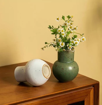 Jingdezhen Wabi-Sabi Style Retro Coarse Pottery Small Vase: Chinese Ceramic Flower Arranger for Living Room Decor