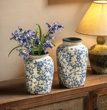 Xiangziwei Song Dynasty Aesthetic Ornament – Blue-and-White Porcelain Vase with Crackle Glaze for Housewarming and Study Room Decor