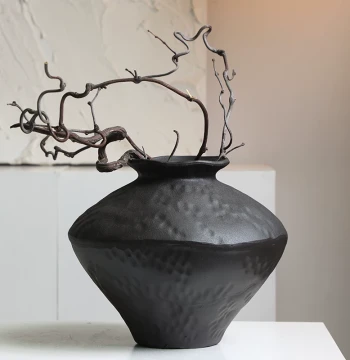 Wabi-Sabi Black Rough Pottery Vase - New Chinese Retro Zen Ceramic Decor for Homestays, Tea Rooms, and Hotels (Customizable)