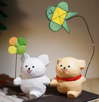 "Let's Go Play" Line Dog Hand-Carved Wooden Ornament – Cute Desktop Decor for Office or Computer Desk, Great Gift Idea