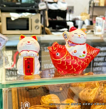 Handcrafted Eight-Directions Wealth Koi and Kitten Wood Carving Ornament - Good Luck Blessing, Lucky Cat Small Gift, Decorative Craft