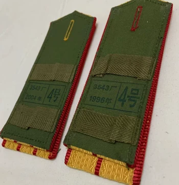 Original Stock Hard Red-Edge Shoulder Boards - Collectibles & Souvenirs, Silver Stars, Size 5 (14.2 cm), Size 4 (13.2 cm)