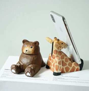 Hand-Carved Wooden Giraffe Phone Stand – Cute Cartoon Office Desk Accessory & Gift