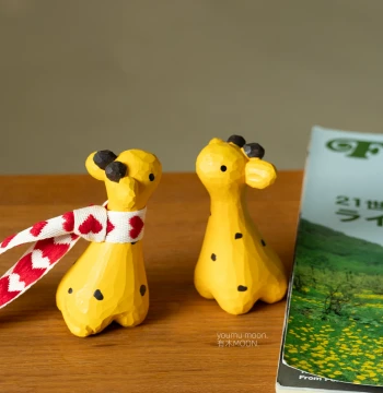 Cartoon Giraffe: Adorable Creative Hand-Carved Wooden Animal Figurine for Desktop Display - Perfect Children's Day Gift
