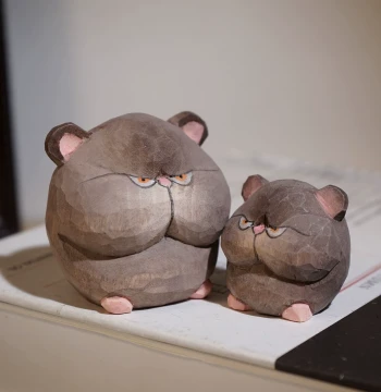 Round Little Mouse Hand-Carved Wooden Figurine - Creative Desk Decor for Office Computers and Workstations