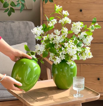 Emerald Green Ice-Crack Glaze Vase - Chinese Vintage Style Centerpiece for Living Room Floral Arrangement with Luxury Aesthetic