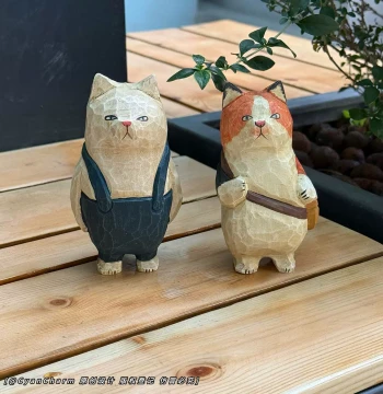 Vintage Distressed Hand-Carved Wooden Cat Ornament: Creative Desktop Decor and Indoor Wood Carving Craft