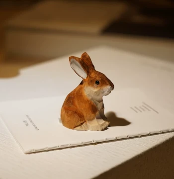 Hand-Carved Wooden Sitting Rabbit Figurine with Carrot - Cute Healing Cartoon Desk Decor