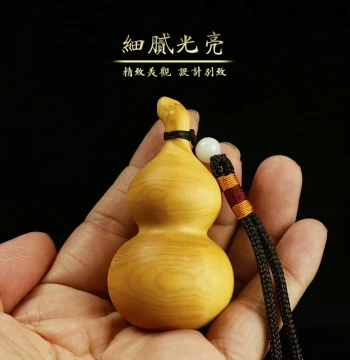 Small-Leaf Boxwood Wood Carving Craft – Handcrafted Gourd Pendant for Good Fortune, Car Decoration, and Collectible Play
