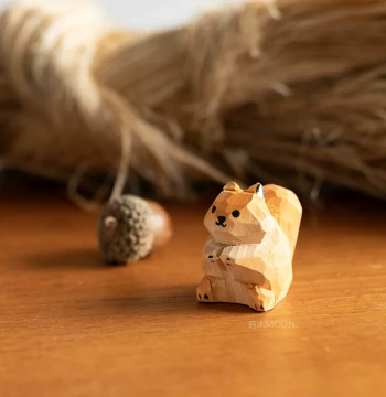 Little Squirrel Wood Carving: Cute Healing Mini Desktop Ornament, Children's Acorn Gift, Pure Handcrafted