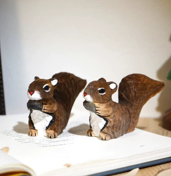 Hand-Carved Wooden Squirrel Eating Pinecone Figurine - Cute Animal Desk Ornament for Office Workstations & Computer Desks - Stress-Relief Decoration