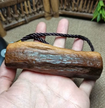 One Item Per Photo – Hand-Carved Wooden Palm Piece, Natural Raw Wood with Unique Grain and Handcrafted Texture, Gong Wood Finger-Rolling Ornament