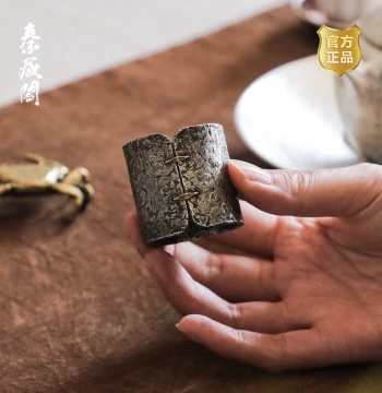 Qin Cang Ge Aged Tin Lid Rest with Decorative Staples, Handcrafted Zisha Teapot and Gaiwan Lid Holder, Creative Chinese-Style Ring Design