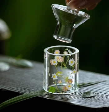 Caomu Ci Small Daisy Glass Lid Rest for Teapots and Gaiwans - Creative Tea Accessory for Zisha Teapots