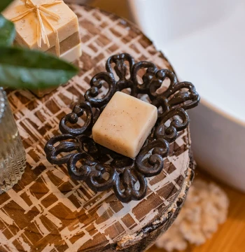 Juhan Cast Iron Craftsmanship: Ornate Ironwork Soap Dish, Retro Hollow Design for Home, Garden, and Courtyard Decoration