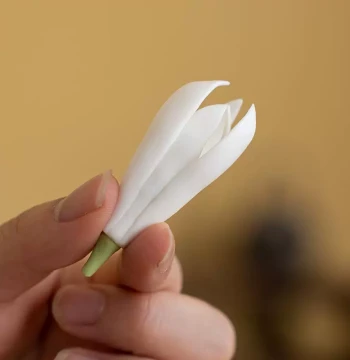 Creative Tea Pet White Magnolia Flower Tea Tray Ornament and Pen Rest, Hand-Sculpted Ceramic Flower Tea Accessory in New Chinese Style