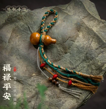 [Gourd Protects the Journey] Peach Wood Mini Gourd Keychain Pendant – Hand-Rolled National Style Bag Charm with Hand-Braided Cord
