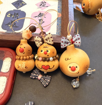 Natural Gourd Hand-Twisted Collectible Money Bag, Grass Gold Small Gourd Mobile Phone Pendant Accessory Keychain Pendant