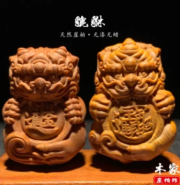 Natural Taihang Cliff Cypress Wood Carved Wealth-Holding Pixiu Hand Piece, High-Oil Aged Wood Craft, Fortune-Attracting Desktop Ornament