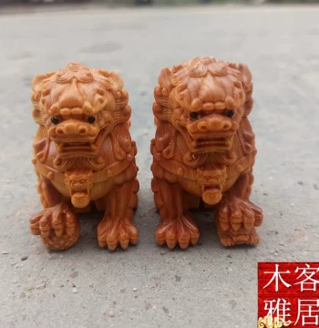 Pair of Thuja Plicata and Boxwood Wood-Carved Lions, Male Lion and Leopard Ornaments, Palm Play Pieces, Collectible Automotive Animal Pair Craft