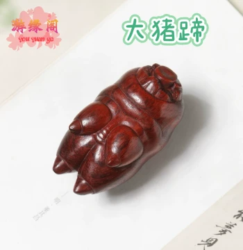 Thuja & Green Sandalwood Carved Pig Trotter Handheld Piece: Pig Hoof Keychain, Bag Charm, Decorative Craft & Wenwan Item