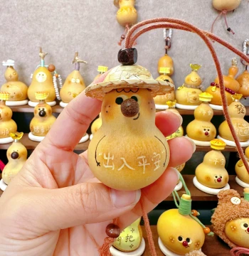 Natural Gourd Pendant for Collectibles - Metaphysical Safety, Wealth & Luck Charm, Creative Cute Stress-Relief Car/Bag Ornament