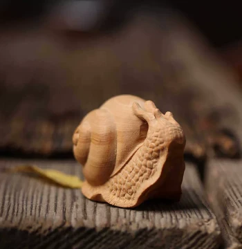 Fast Shipping Thuja Wood Carved Snail 'Live in Peace and Work Happily' Collectible Hand Piece, Office Desk Tea Pet, Small Decorative Ornament