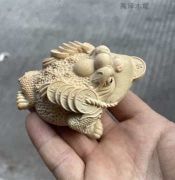 Thuja Boxwood Wood Carving Wealth Attraction Golden Toad Handheld Small Ornament Solid Wood Carved Collectible Decorative Animal Craft Gift
