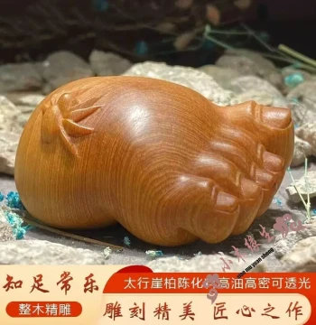 Xiao Mu Yuan Sheng Taihang Thuja Artificata Red Oil Aged Material Handheld Piece Wood Carving Contentment Small Foot Cultural Play Decoration Craft