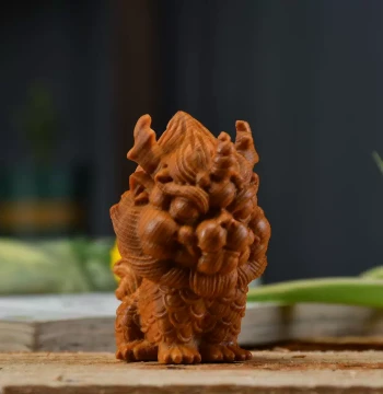 Thuja Wood Carved Ornament Handheld Auspicious Beast Qilin Tea Pet Home Decor Men's Portable Collectible Animal Zodiac Craft