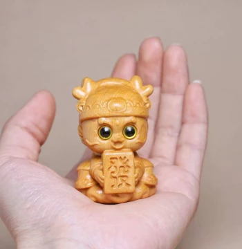 Thuja Wood Carving Handheld Piece, God of Wealth and Dragon Baby, Wooden Craftwork Cultural Play Display, Cute Animal Dragon Baby Solid Wood