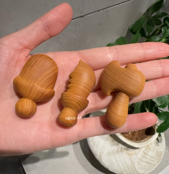 Natural Unlacquered and Unwaxed Thuja Wood Mini Fat Knife, Trendy Wenwan Handheld Ornament, Axe/Sword Toy for Good Luck