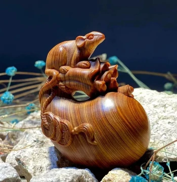 Thuja Wood Rat Handheld Ornament – High-Oil Solid Wood Carved 'Generational Wealth Rat' with Money Bag Design, Aged Taihang Red-Oil Material