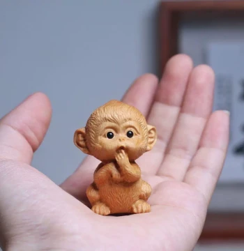 Thuja Plicata Wood Zodiac Monkey Palm Play Piece, Solid Wood Small Monkey Carving, Portable Animal Ornament, Collectible Play Item